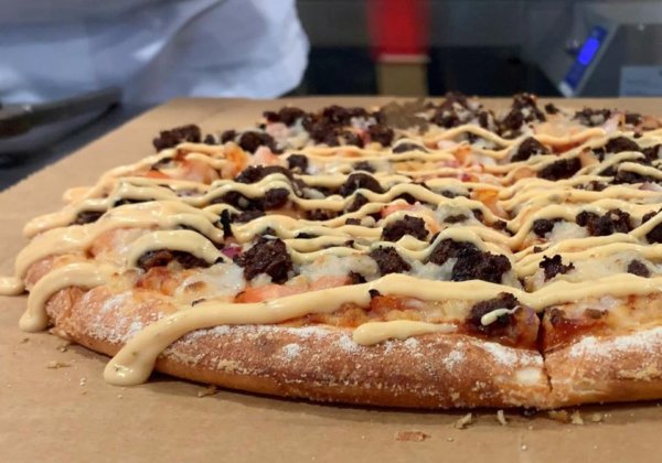 IT’S HERE: Domino’s Delivers Pizzas With Vegan Beef!