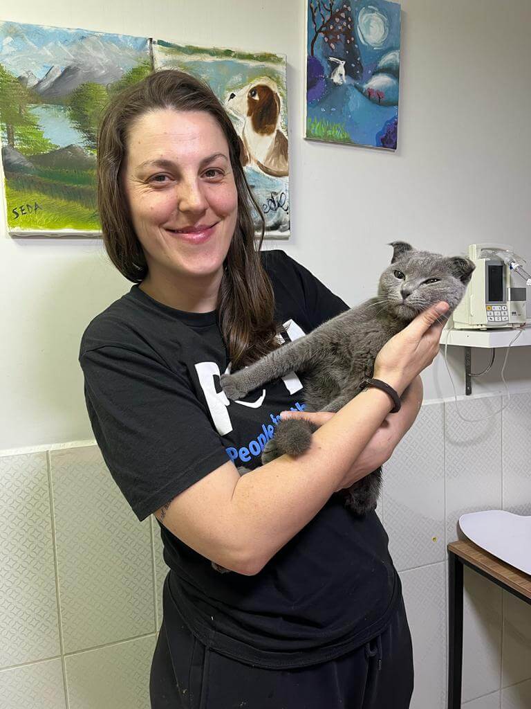 Earthquake Updates: PETA UK’s Rescuing Cats, Dogs, and Birds Trapped After the Earthquake in Turkey