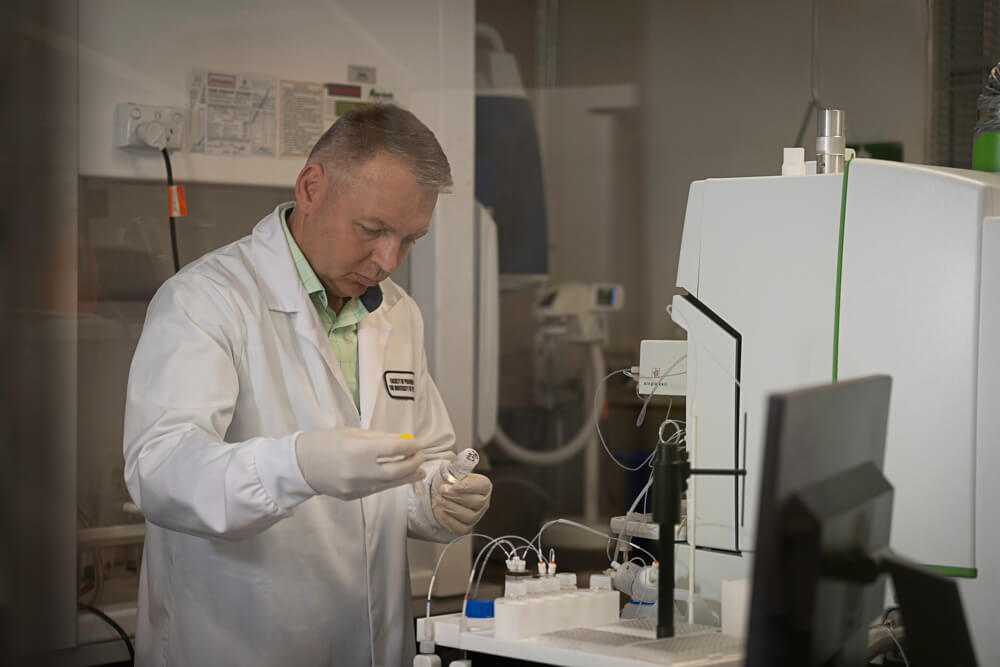 Professor Wojciech Chrzanowski in the lab.